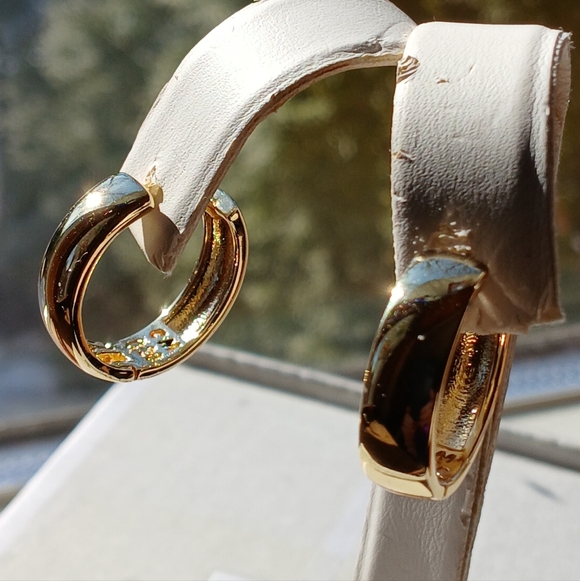 Unknown Jewelry - Beautiful 18K Gold Filled Wedding Band Style Hoop Earrings